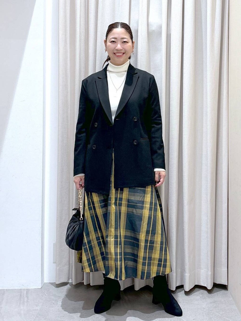 グレー系のブーツ、ブラック系のその他アウターを着用したレディースの秋コーディネートの1枚目の写真