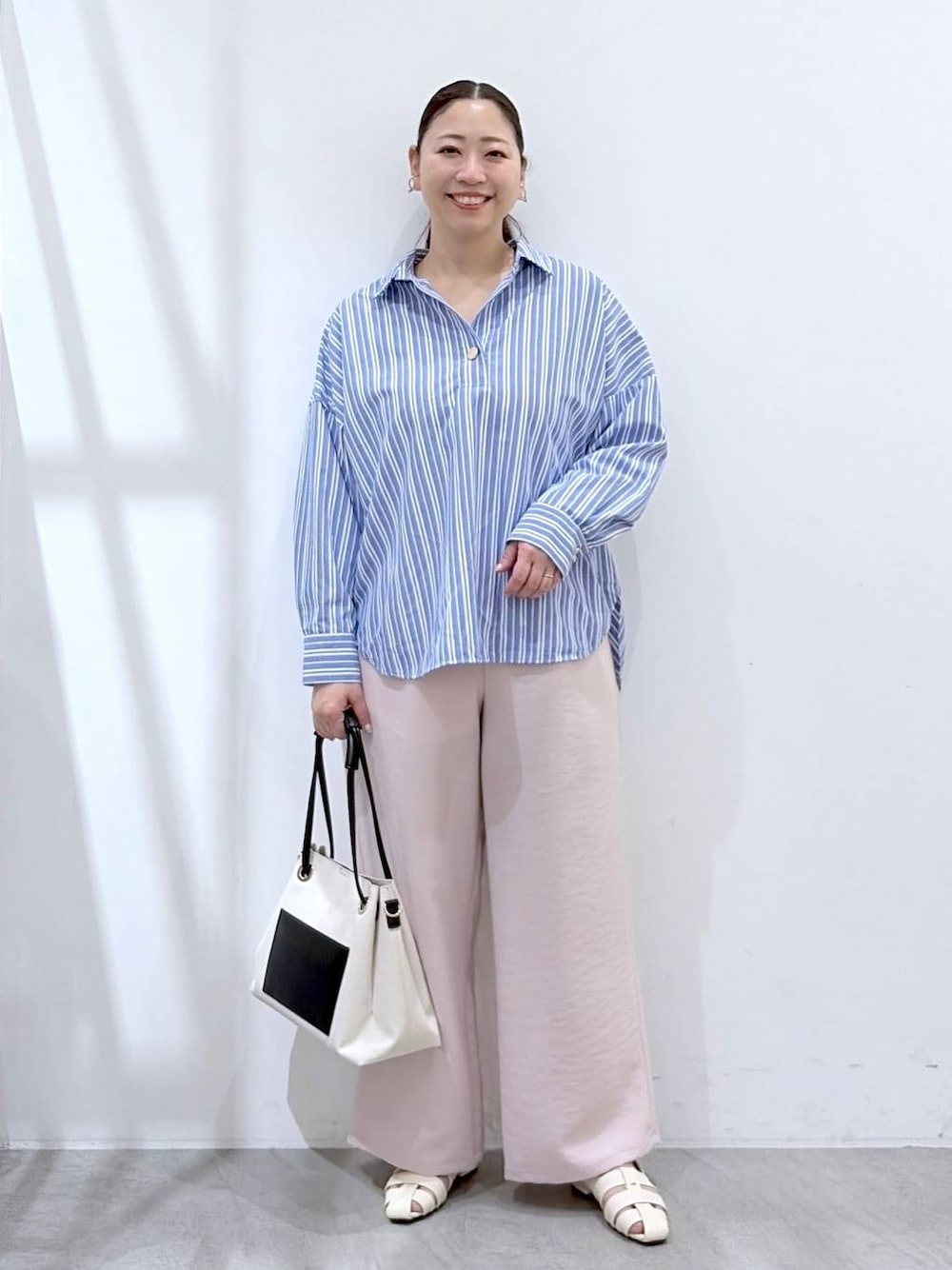 ホワイト系のTシャツ/カットソー、ホワイト系のトートバッグ、ピンク系のその他パンツを着用したレディースの春コーディネートの1枚目の写真