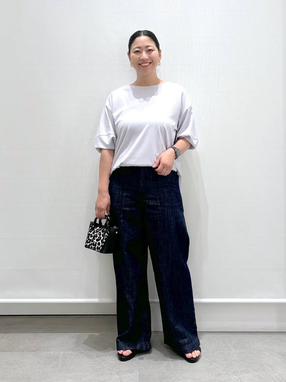 グレー系のTシャツ/カットソー、ブルー系のデニムパンツ、ブラック系のサンダルを着用したレディースの夏コーディネートの1枚目の写真