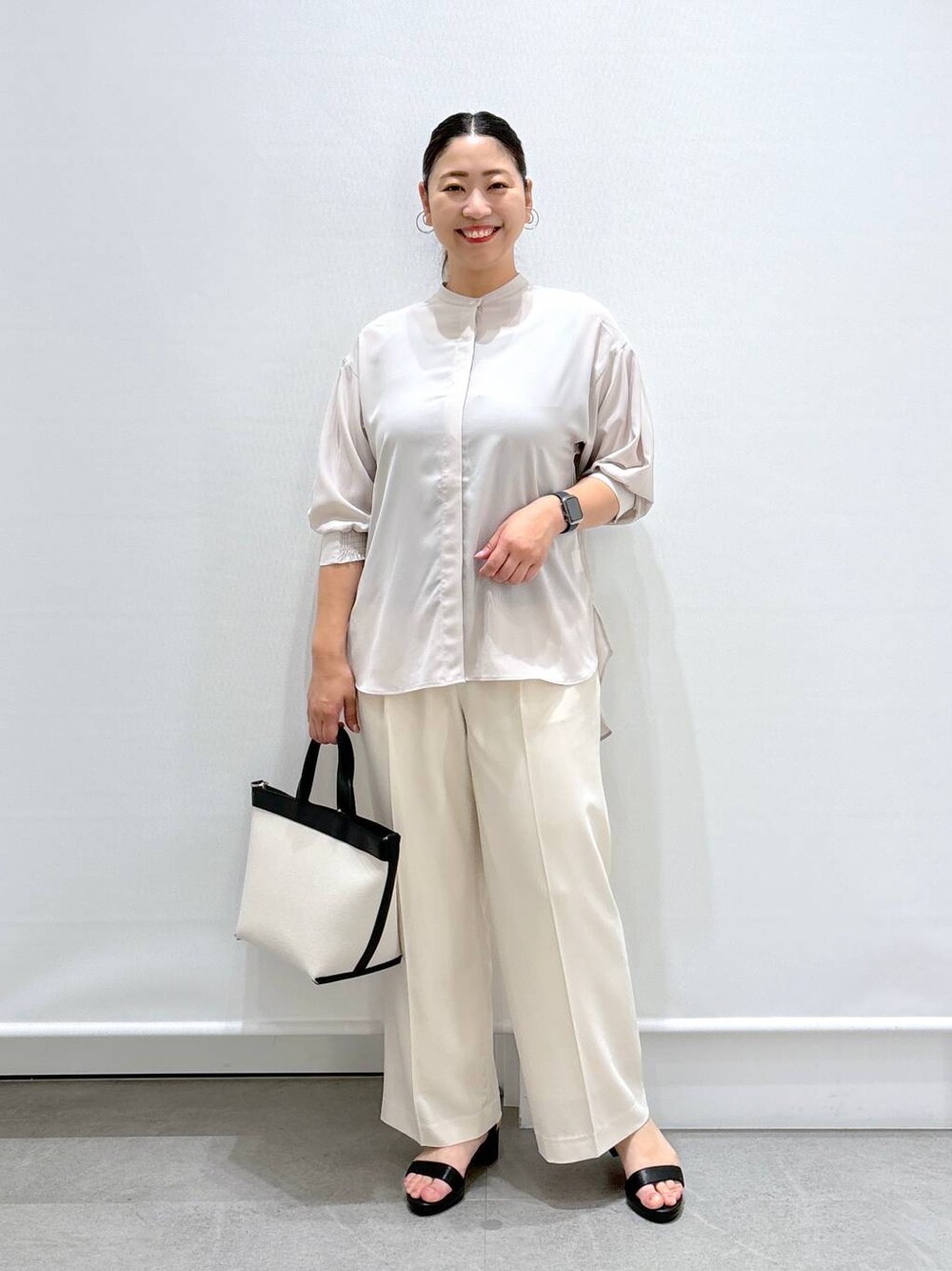 ホワイト系のその他パンツ、ブラック系のサンダル、ベージュ系のシャツ/ブラウスを着用したレディースの夏コーディネートの1枚目の写真