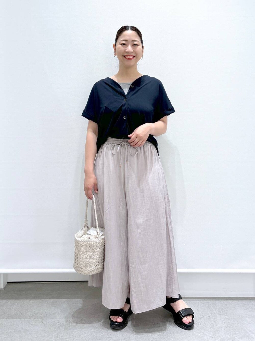 シルバー系のTシャツ/カットソー、ブラック系のサンダル、ベージュ系のその他パンツを着用したレディースの春コーディネートの1枚目の写真