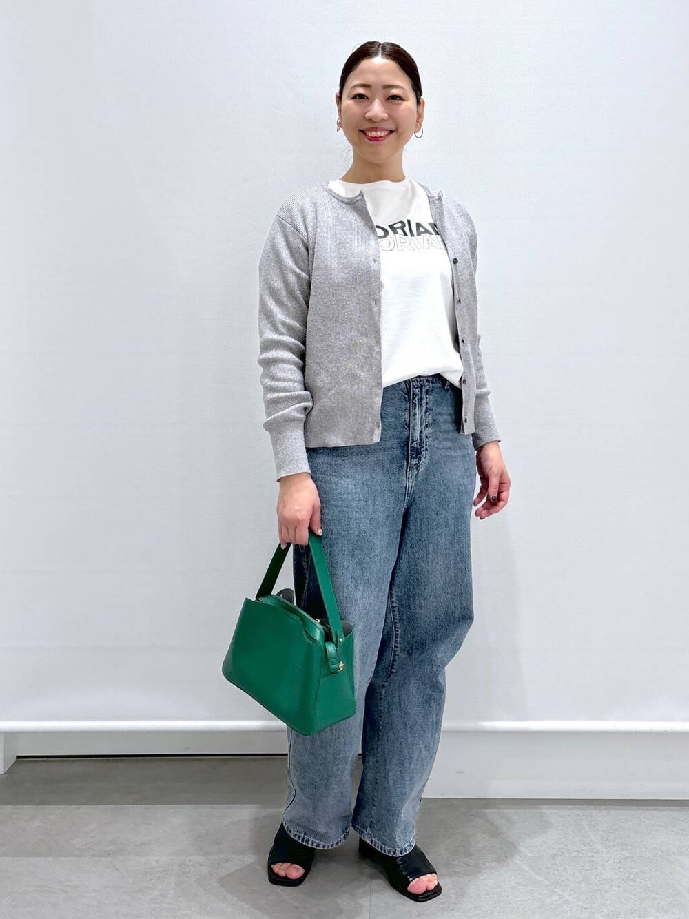 グレー系のカーディガン/ボレロ、ブルー系のデニムパンツ、ブラック系のサンダルを着用したレディースの春コーディネートの1枚目の写真