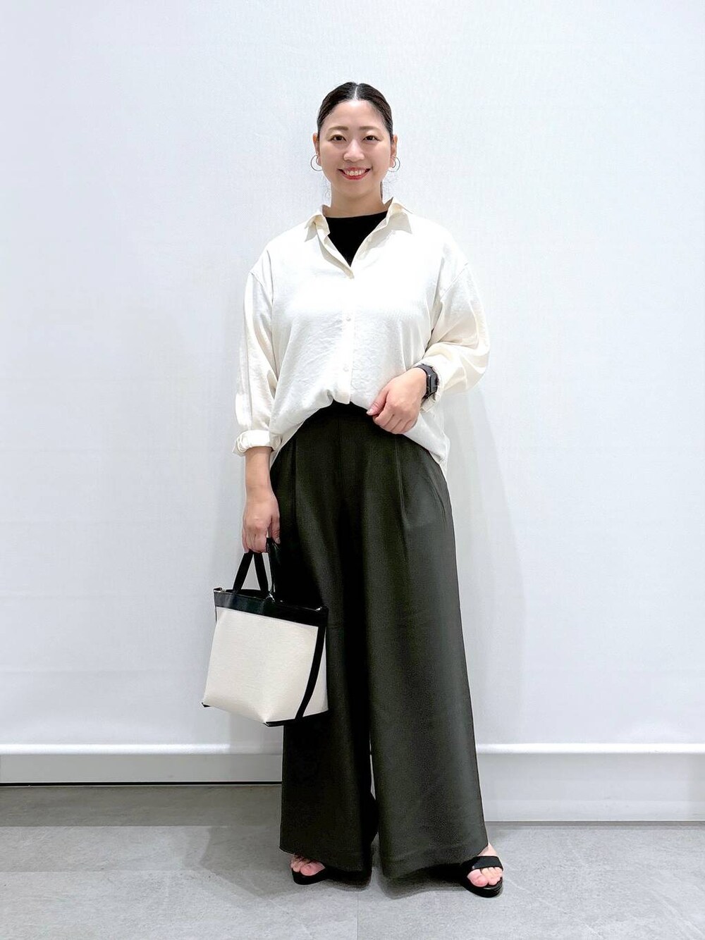 ホワイト系のシャツ/ブラウス、グリーン系のその他パンツ、グリーン系のその他パンツを着用したレディースの夏コーディネートの1枚目の写真