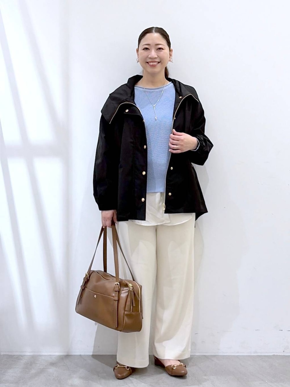 ホワイト系のその他パンツ、ブルー系のニット/セーター、イエロー系のボストンバッグを着用したレディースの春コーディネートの1枚目の写真