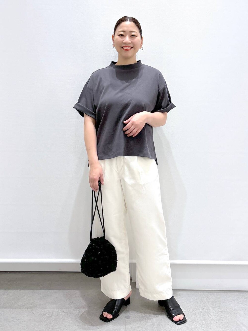 ブラック系のサンダル、グレー系のTシャツ/カットソー、ホワイト系のその他パンツを着用したレディースの春コーディネートの1枚目の写真