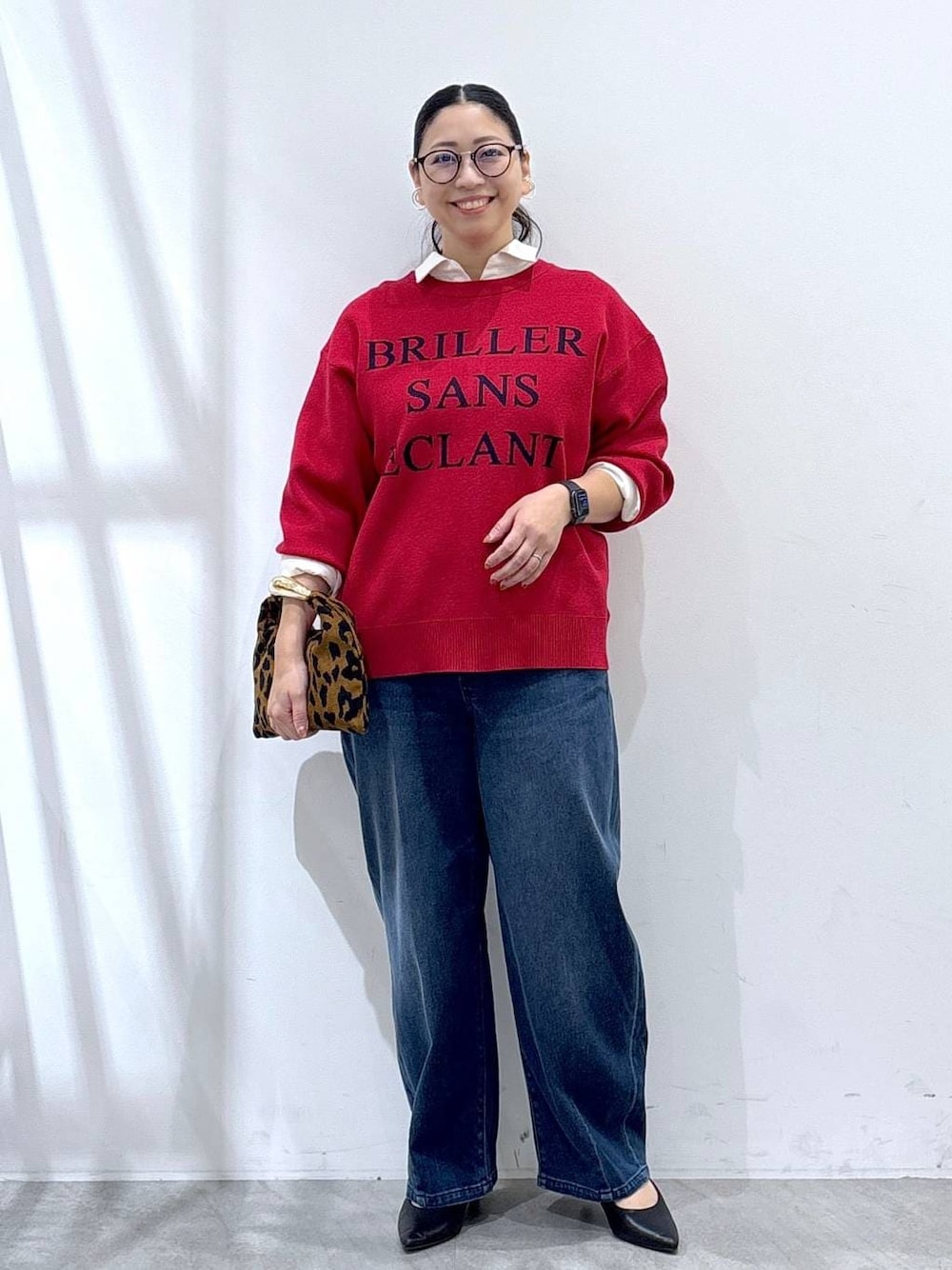 ブラック系のパンプス、ホワイト系のシャツ/ブラウス、ブルー系のデニムパンツを着用したレディースの秋コーディネートの1枚目の写真