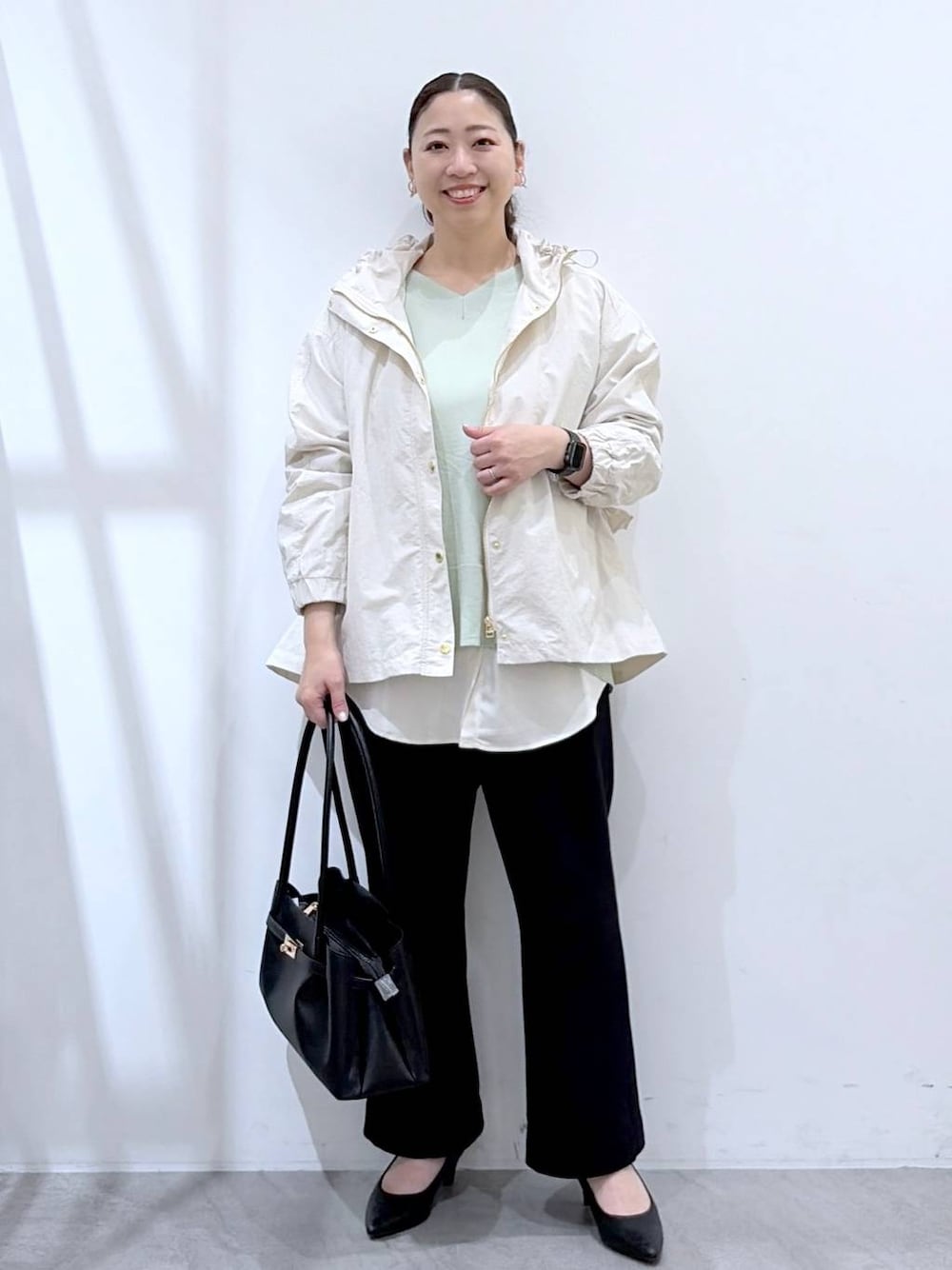 ホワイト系のその他パンツ、ブラック系のハンドバッグ、グリーン系のTシャツ/カットソーを着用したレディースの春コーディネートの1枚目の写真