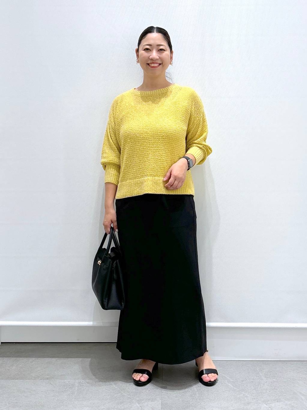 ブラック系のサンダル、ブラック系のスカート、ブラック系のスカートを着用したレディースの夏コーディネートの1枚目の写真