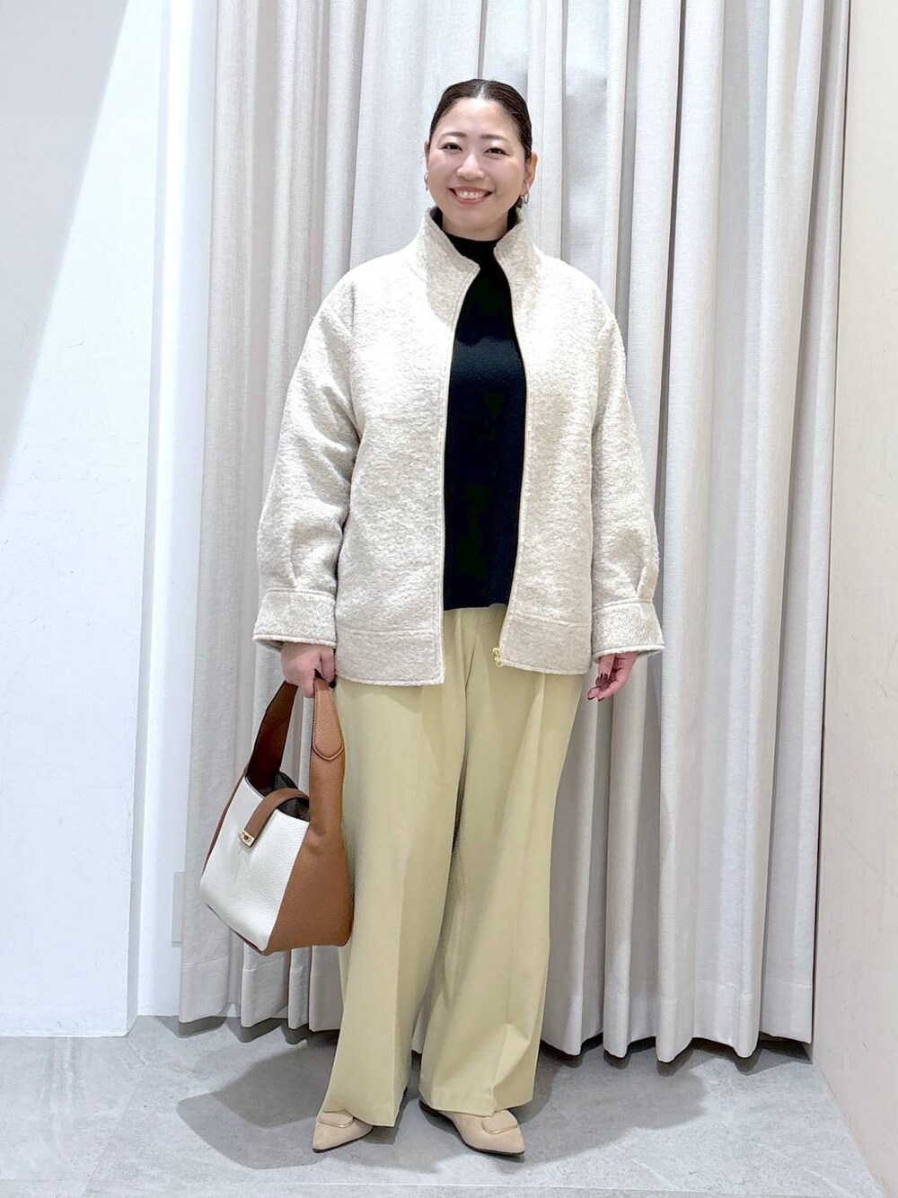 イエロー系のその他パンツ、イエロー系のその他パンツ、ベージュ系のパンプスを着用したレディースの秋コーディネートの1枚目の写真