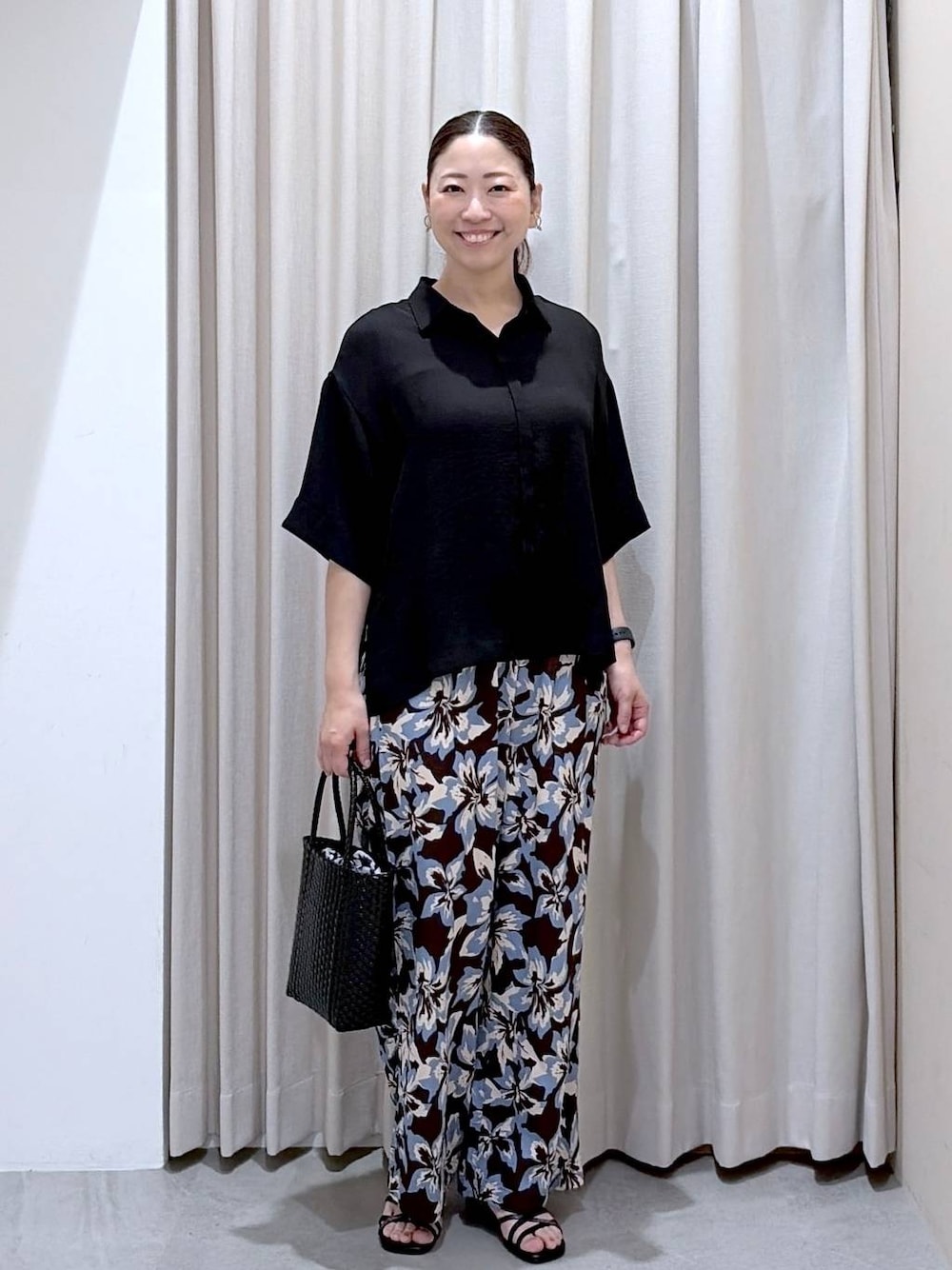 ブラック系のシャツ/ブラウス、ブルー系のその他パンツ、ブラック系のサンダルを着用したレディースの夏コーディネートの1枚目の写真