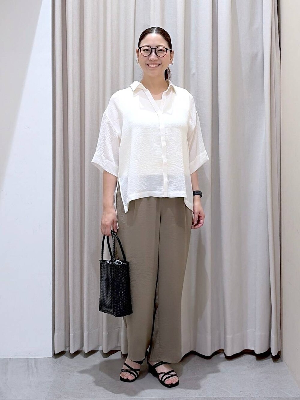 グリーン系のその他パンツ、ブラック系のサンダル、ブラック系のかごバッグを着用したレディースの夏コーディネートの1枚目の写真