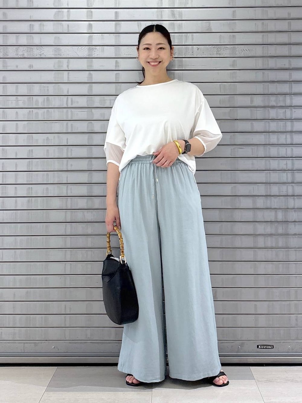 ホワイト系のTシャツ/カットソー、グリーン系のその他パンツを着用したレディースの春コーディネートの1枚目の写真