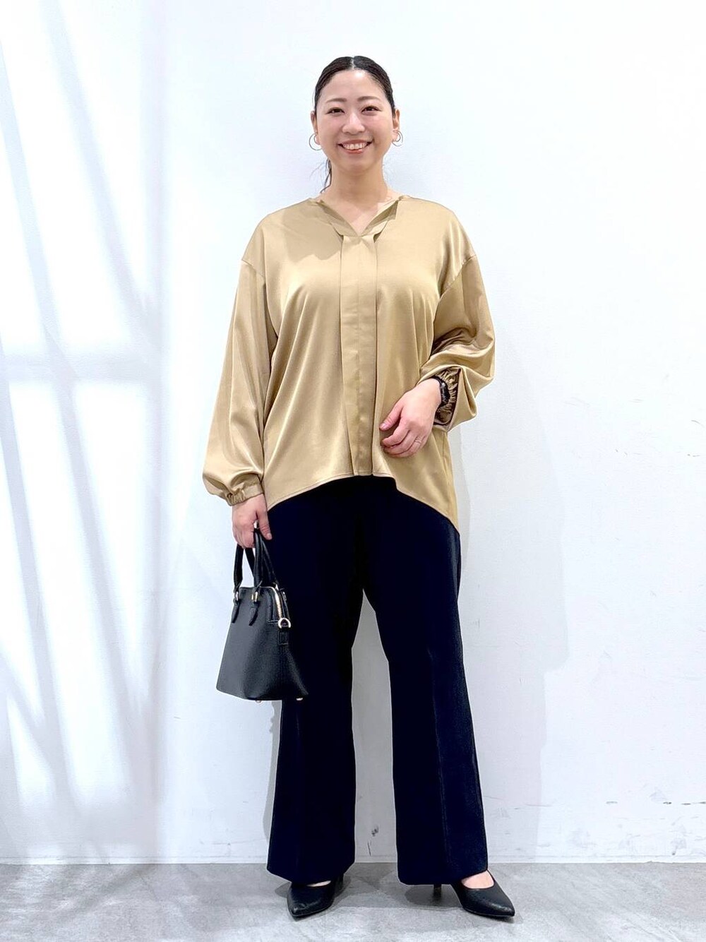 ブルー系のその他パンツ、ブラウン系のシャツ/ブラウスを着用したレディースの春コーディネートの1枚目の写真