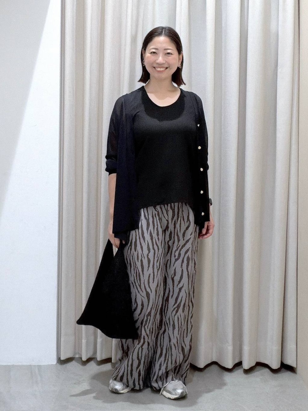 グレー系のその他パンツ、ブラック系のシャツ/ブラウス、ブラック系のカーディガン/ボレロを着用したレディースの夏コーディネートの1枚目の写真