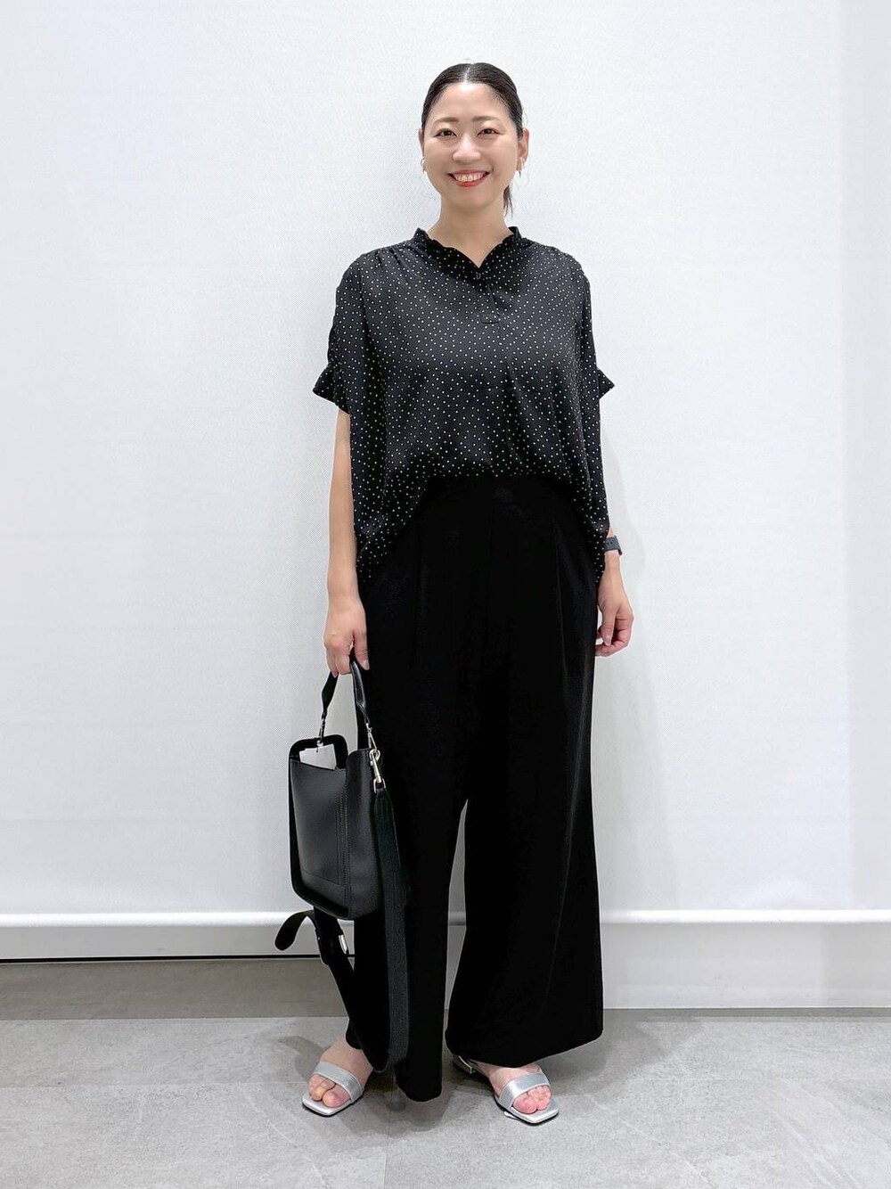 ブラック系のシャツ/ブラウス、ブラック系のその他パンツ、ブラック系のその他パンツを着用したレディースの夏コーディネートの1枚目の写真