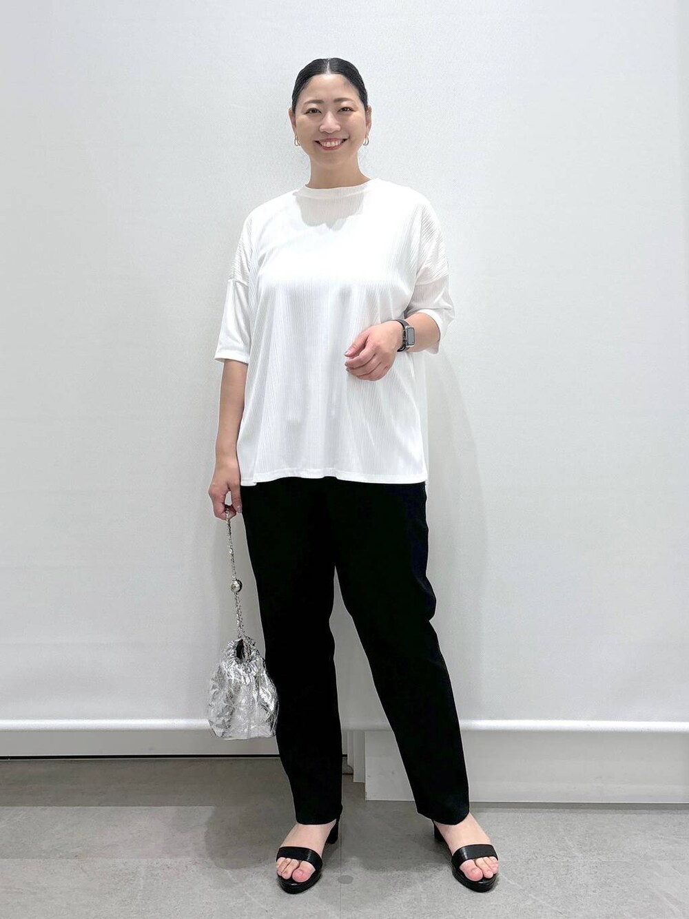 ブラック系のその他パンツ、ホワイト系のTシャツ/カットソー、ブラック系のサンダルを着用したレディースの夏コーディネートの1枚目の写真