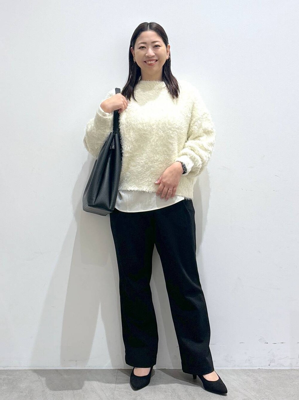 ホワイト系のシャツ/ブラウス、ブラック系のその他パンツ、ブラック系のその他パンツを着用したレディースの冬コーディネートの1枚目の写真