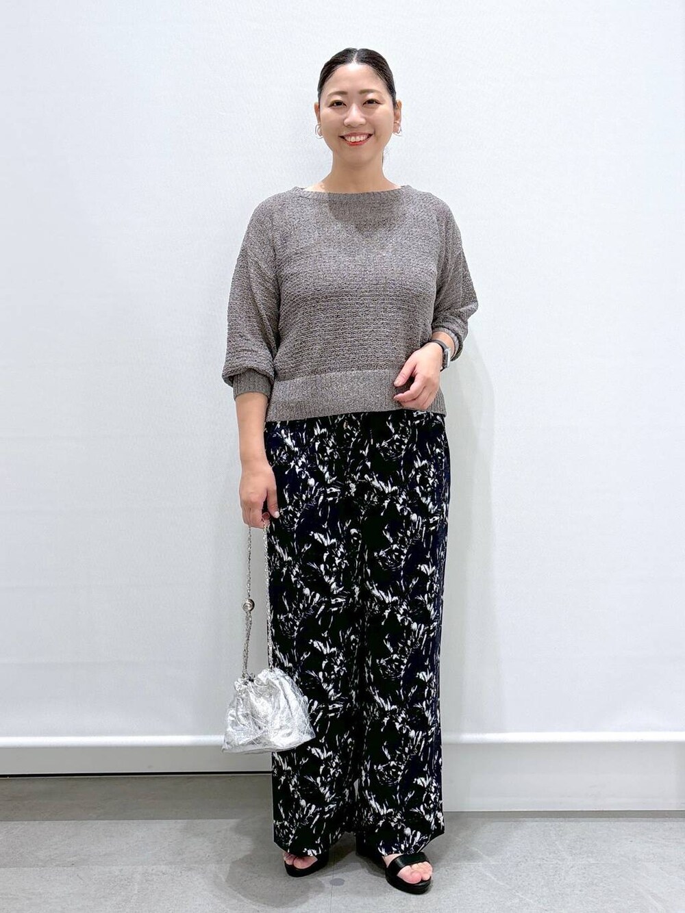 ブラック系のサンダル、ブルー系のその他パンツ、グレー系のニット/セーターを着用したレディースの夏コーディネートの1枚目の写真