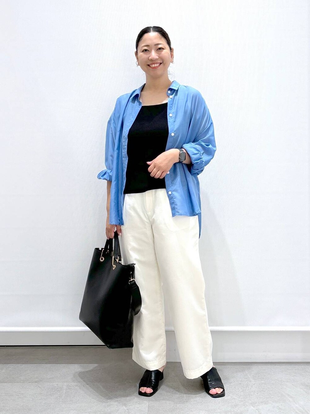 ブラック系のサンダル、ホワイト系のその他パンツ、ブルー系のシャツ/ブラウスを着用したレディースの夏コーディネートの1枚目の写真