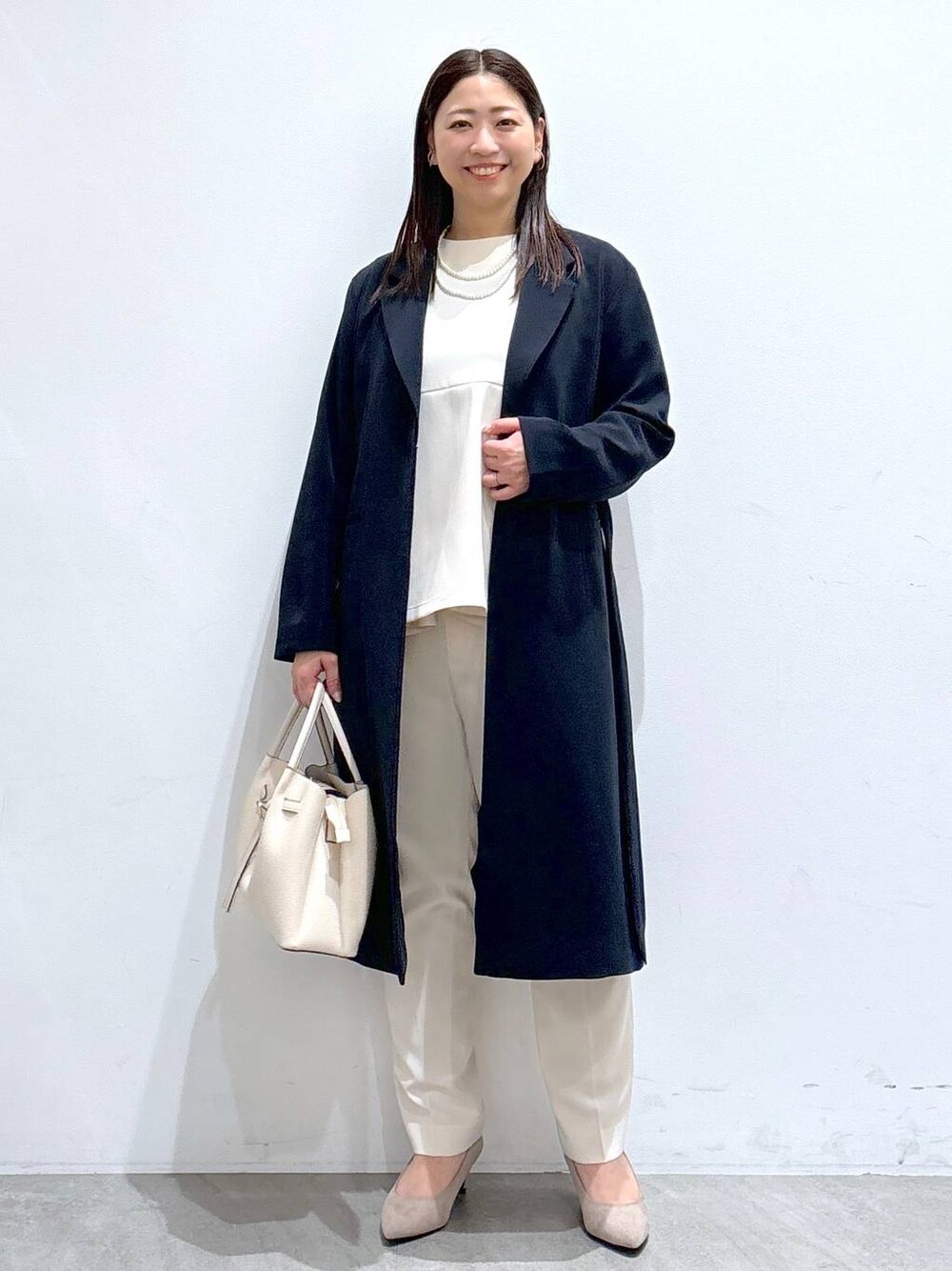 ホワイト系のスーツパンツ、ホワイト系のシャツ/ブラウス、ブルー系のスーツジャケットを着用したレディースの冬コーディネートの1枚目の写真