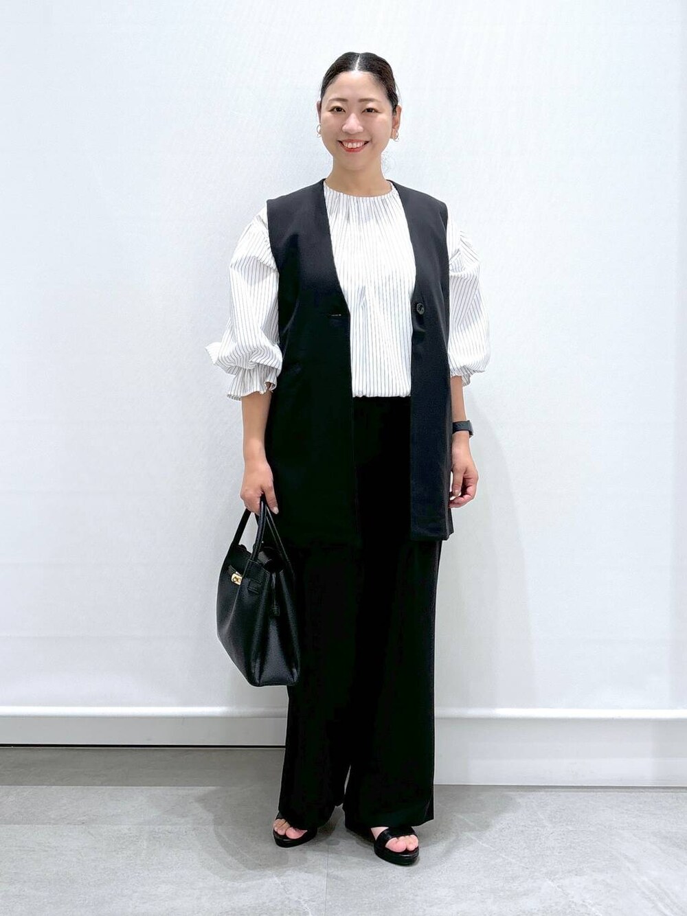 ホワイト系のシャツ/ブラウス、ブラック系のサンダル、ブラック系のその他パンツを着用したレディースの夏コーディネートの1枚目の写真