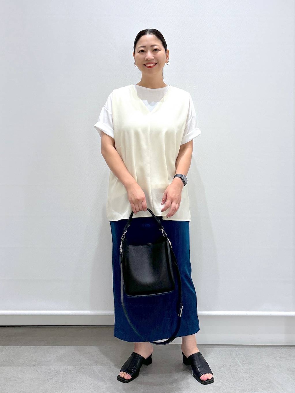 「着痩せ・細見え、体型カバー、ベーシック/シンプル、ママコーデ、楽ちんコーデ、ショルダーバッグ、リラックス、夏コーデ、骨格ナチュラル、きれいめ、カジュアル、Elura、着痩せ、Tシャツ、ベスト」｜「Eluraのサラサラサマーレイヤードプルオーバー/105364（シャツ/ブラウス、ホワイト系）」を使った、はつなさん（レディース・158cm）の夏コーディネートの1枚目の写真