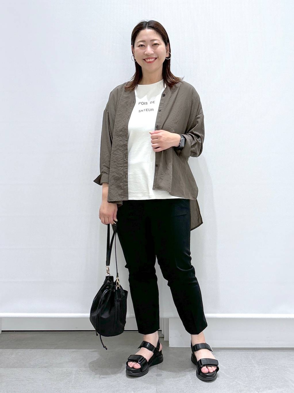 ブラック系のその他パンツ、ブラック系のサンダル、ブラック系のその他パンツを着用したレディースの夏コーディネートの1枚目の写真