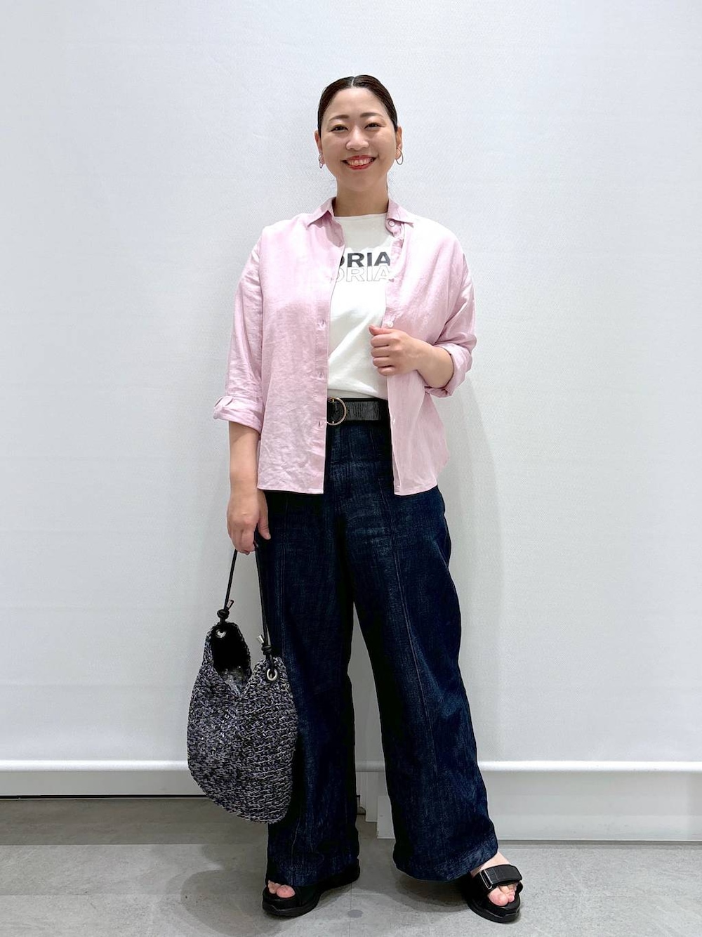 「おでかけ、デニムパンツ、ワイドパンツ、サンダル、ショルダーバッグ、体型カバー、Tシャツ、パンツ、接触冷感、着痩せ・細見え、ベーシック/シンプル、ママコーデ、楽ちんコーデ、夏コーデ、骨格ナチュラル」｜「Eluraのサマーワイドデニム／104297（デニムパンツ、ブルー系）」を使った、はつなさん（レディース・158cm）の春コーディネートの1枚目の写真