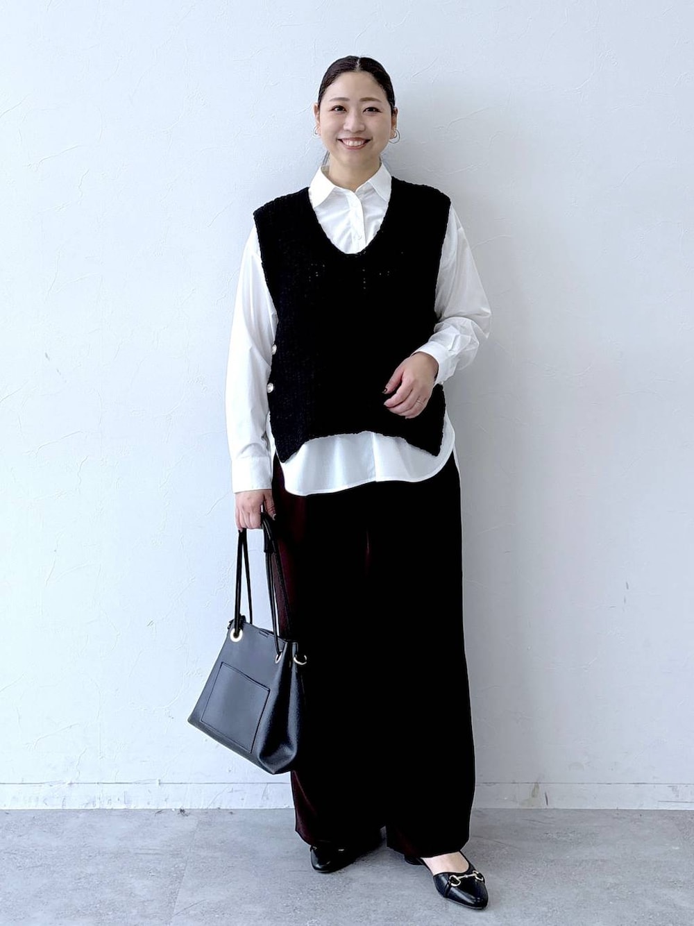 ホワイト系のシャツ/ブラウス、ブラック系のパンプス、ブラック系のトートバッグを着用したレディースの冬コーディネートの1枚目の写真