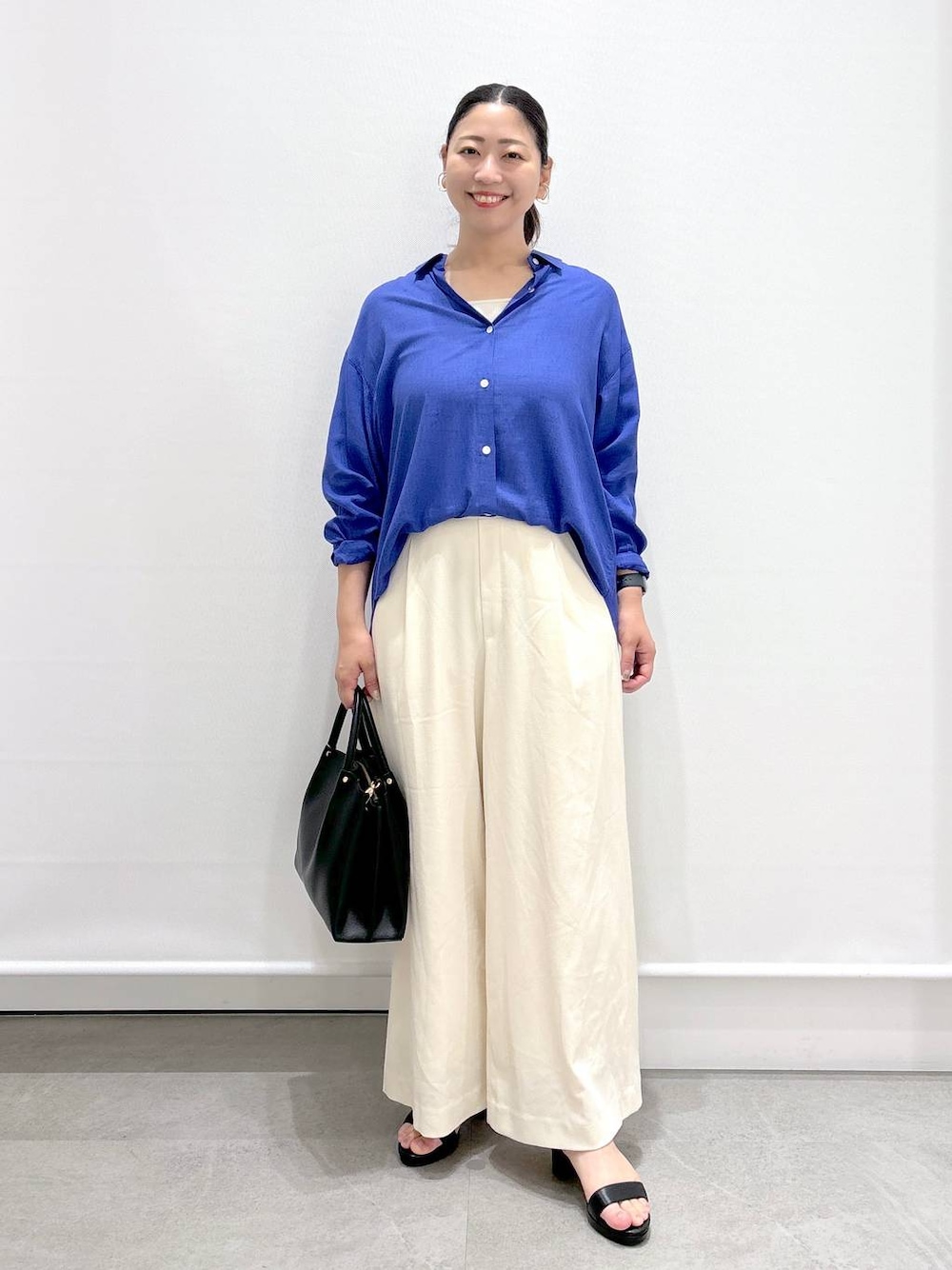 「着痩せ・細見え、体型カバー、ベーシック/シンプル、ママコーデ、楽ちんコーデ、夏コーデ、骨格ナチュラル、きれいめ、カジュアル、Elura、着痩せ、シャツ、タンクトップ、ワイドパンツ、パンツ」｜「Eluraの＜2024春ver＞リュクスエアリーショルダー／123626（ショルダーバッグ、ブラック系）」を使った、はつなさん（レディース・158cm）の夏コーディネートの1枚目の写真