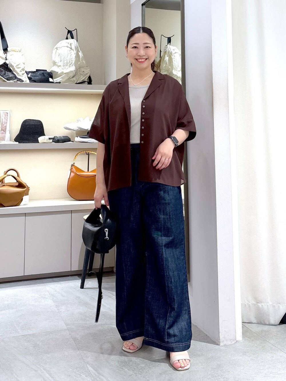 ベージュ系のTシャツ/カットソー、ブルー系のデニムパンツ、シルバー系のネックレスを着用したレディースの夏コーディネートの1枚目の写真