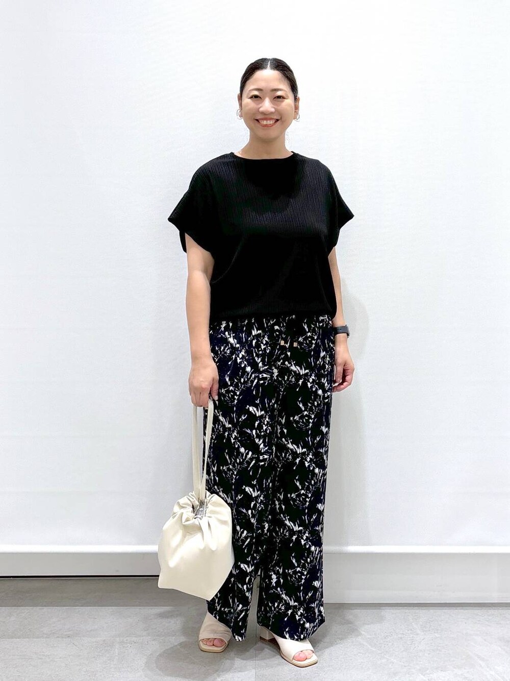 ホワイト系のサンダル、ブラック系のTシャツ/カットソー、ブルー系のその他パンツを着用したレディースの夏コーディネートの1枚目の写真