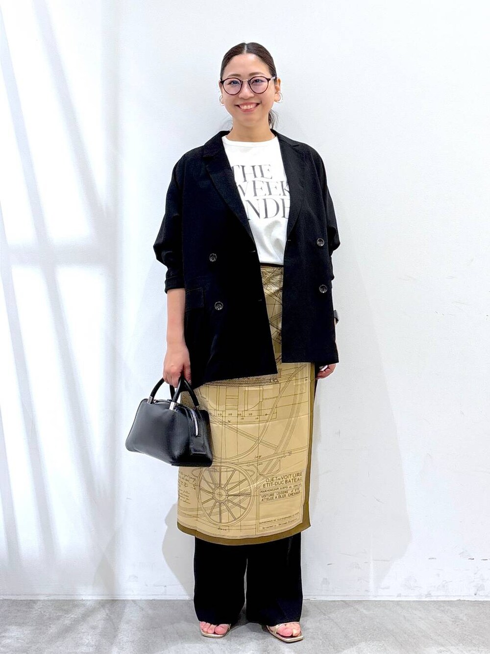 ゴールド系のサンダル、ブラック系のその他パンツ、ブラック系のテーラードジャケットを着用したレディースの夏コーディネートの1枚目の写真