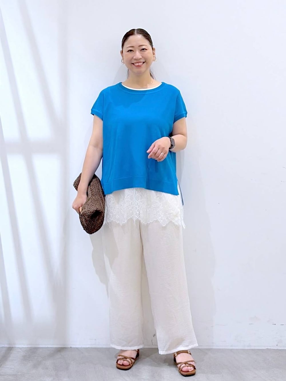 ホワイト系のその他パンツ、ホワイト系のTシャツ/カットソー、ブルー系のニット/セーターを着用したレディースの夏コーディネートの1枚目の写真