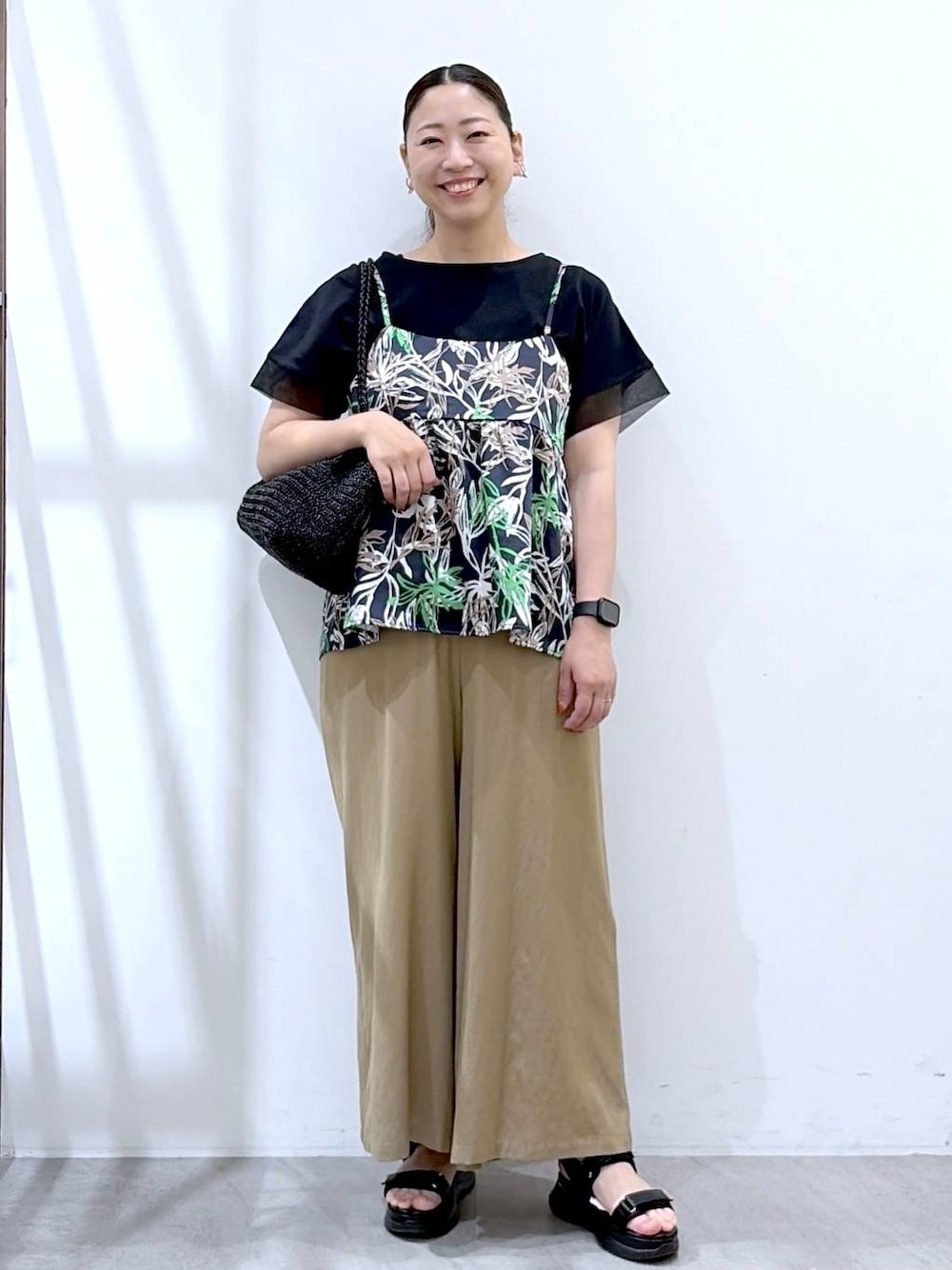 ブラック系のトートバッグ、ベージュ系のその他パンツ、ブルー系のキャミソールを着用したレディースの春コーディネートの1枚目の写真
