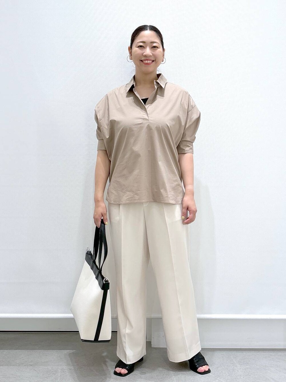 ホワイト系のその他パンツ、ブラック系のサンダル、ブラック系のタンクトップを着用したレディースの春コーディネートの1枚目の写真