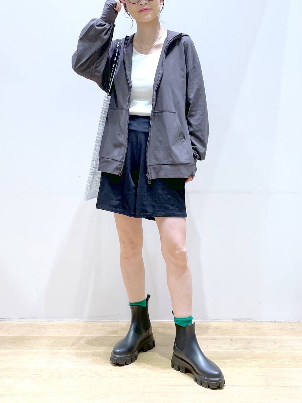 「カジュアル、メンズライク、休日コーデ、LAKOLE、楽ちんコーデ、夏コーデ、体型カバー、着痩せ、高見え、きれいめ、着痩せ・細見え、接触冷感、パーカー、ショートパンツ、レインブーツ」｜「LAKOLEのシアーシュシュ2点セット / 141113（シュシュ、ホワイト系）」を使った、みーやん。さん（レディース・161cm）の夏コーディネートの1枚目の写真