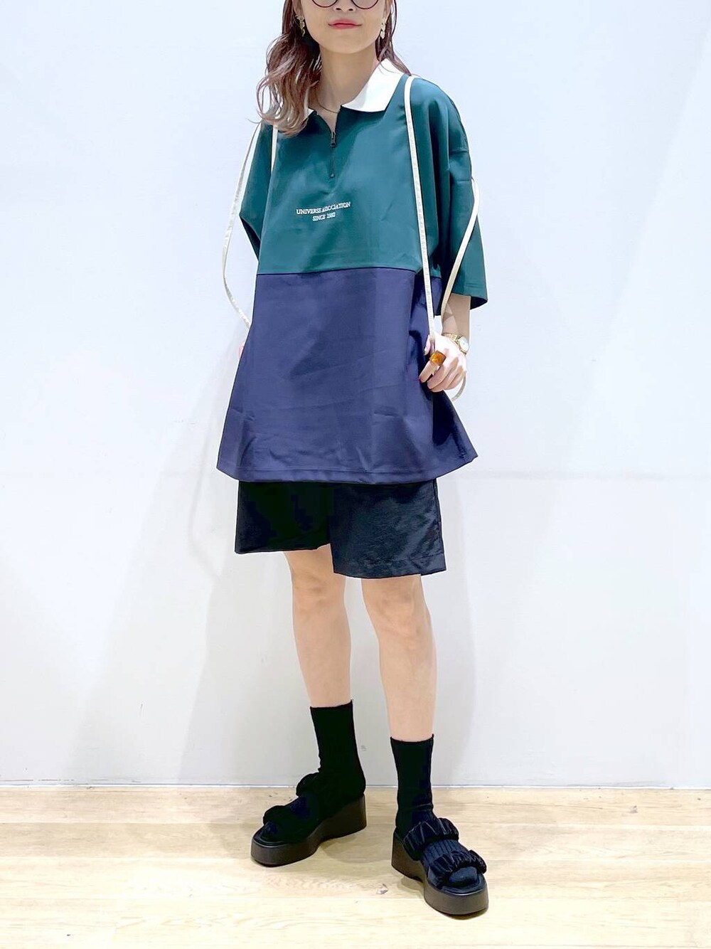 ブラック系のその他パンツ、ホワイト系のバックパック/リュック、ブラック系のサンダルを着用したレディースの夏コーディネートの1枚目の写真