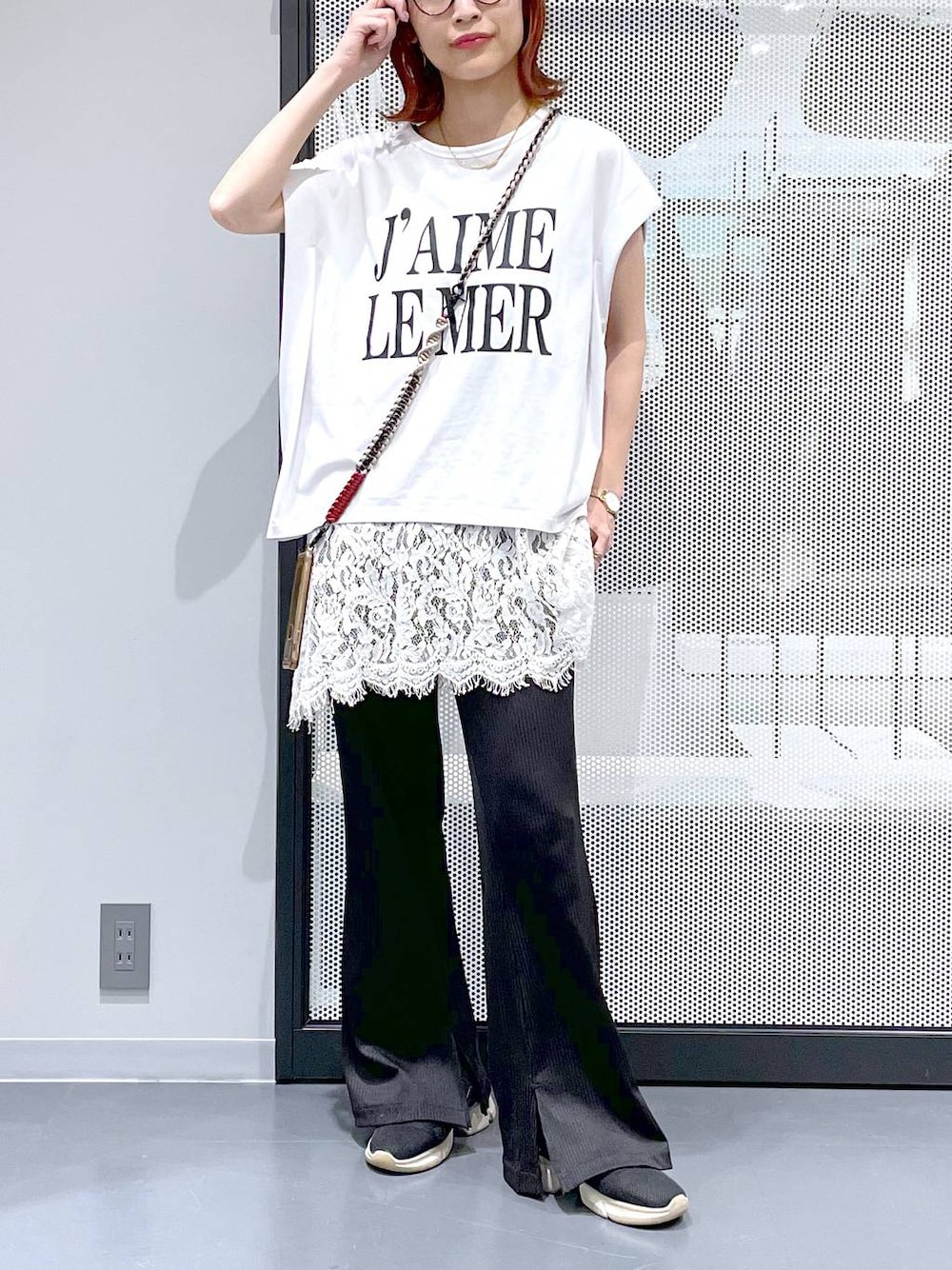ホワイト系のTシャツ/カットソー、ブラック系のその他パンツ、ホワイト系のワンピースを着用したレディースの夏コーディネートの1枚目の写真