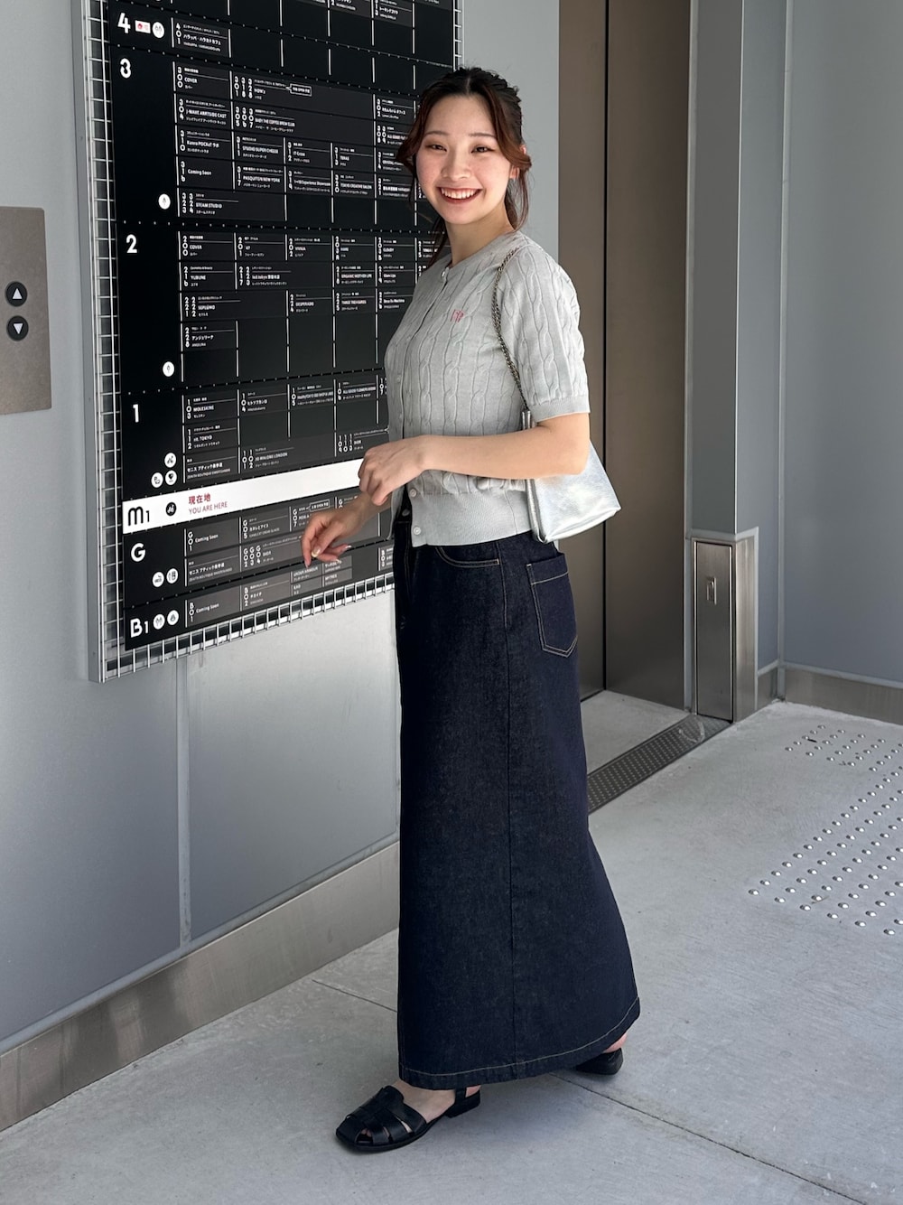 「春夏コーデ、きれいめカジュアル、大人かわいい、骨格ウェーブ、夏コーデ、カジュアル、カジュアルコーデ、カーディガン、デニム、デニムスカート、タイトスカート、グルカサンダル、サンダル、ケーブルカーディガン、スカートコーデ」｜「fredy emueのデニムロングスカート（デニムスカート、ブルー系）」を使った、Maikaさん（レディース・163cm）の春コーディネートの1枚目の写真