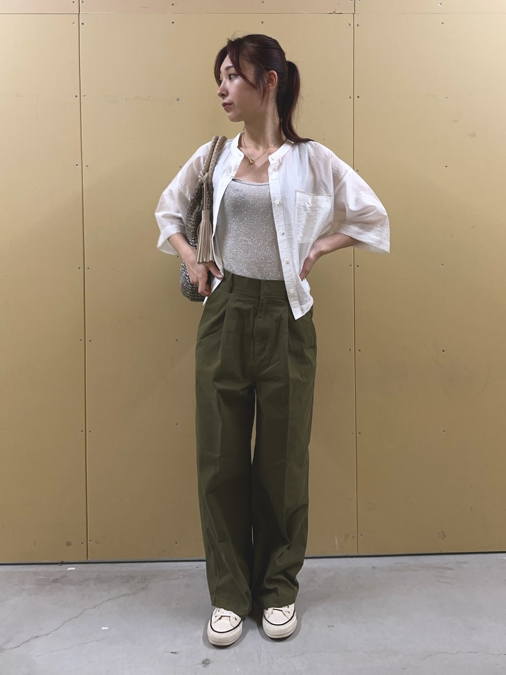 グリーン系のチノパンツ、ホワイト系のシャツ/ブラウス、ベージュ系のTシャツ/カットソーを着用したレディースの夏コーディネートの1枚目の写真
