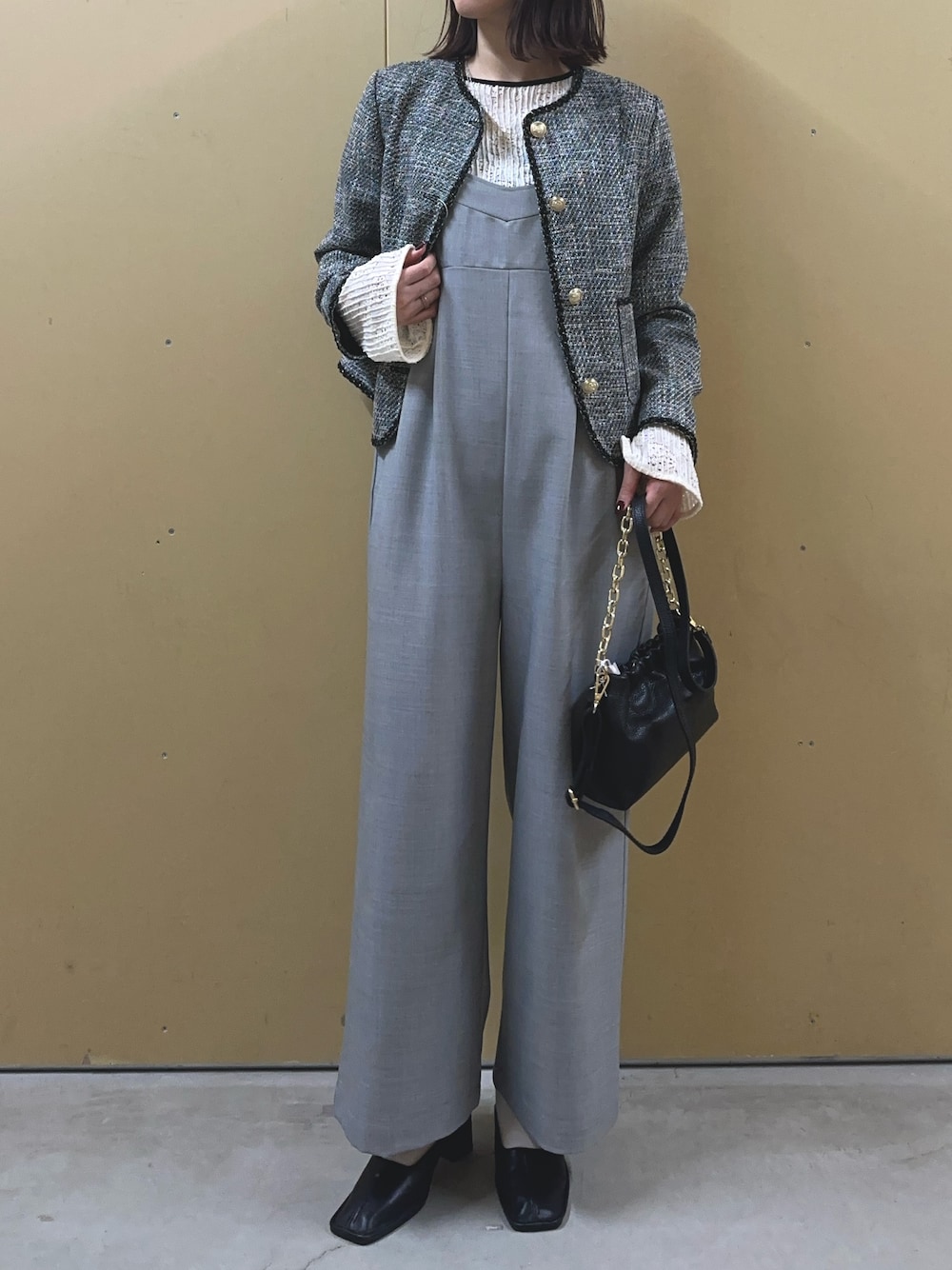 「オトナカジュアル、キレイめ、春服コーデ、着回しコーデ、大人かわいい、ママファッション、カジュアルガーリー、ツイード、ツイードジャケット、入学式、卒業式、オールインワン、きれいめカジュアル、グレー、春アウター」｜「fredy emueのリネンライクキャミオールインワン（つなぎ/オールインワン、グレー系）」を使った、Maikaさん（レディース・163cm）の冬コーディネートの1枚目の写真