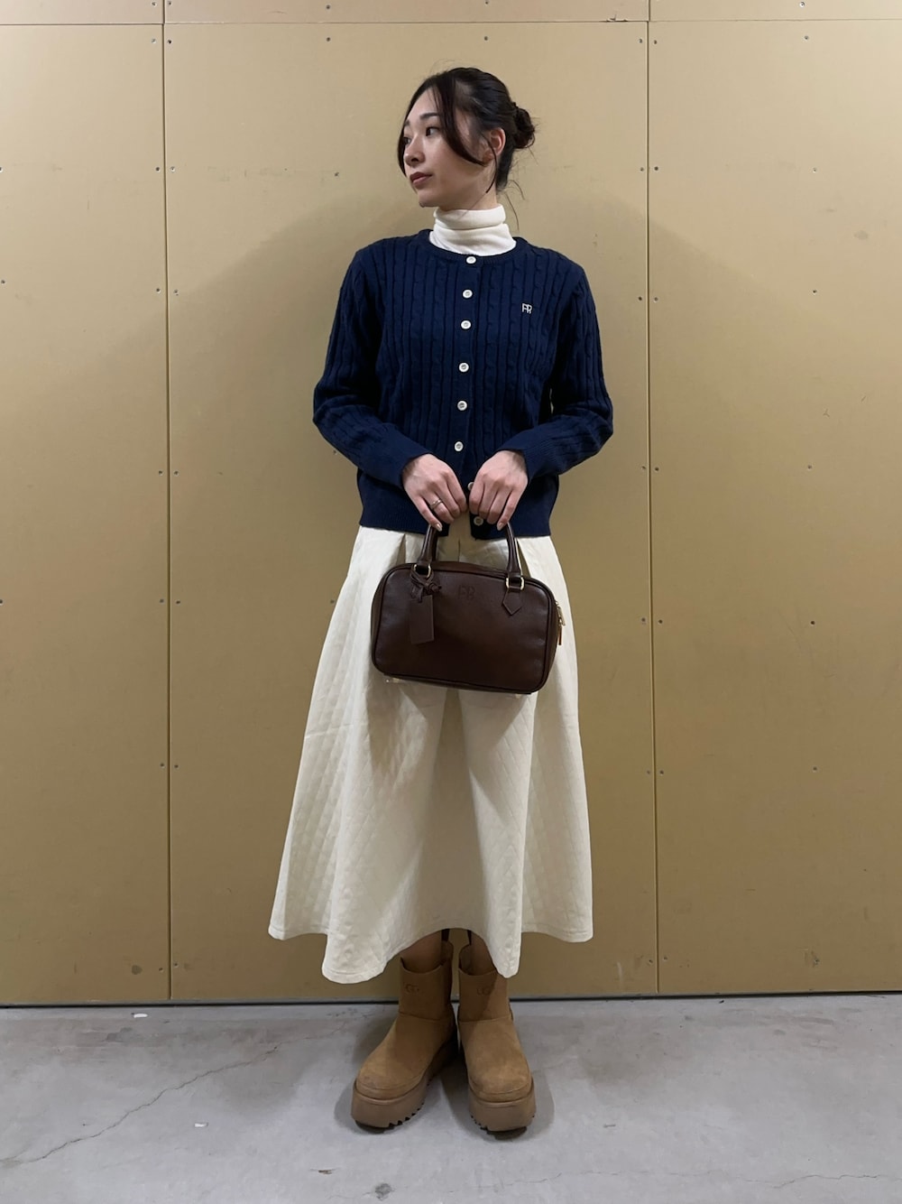 「冬コーデ、クリスマスに着たい服、ブーツ、ニット、オトナカジュアル、キルティングスカート、ケーブルカーディガン、スカート、ボストンバッグ、カーディガン、ブーツスタイル」｜「fredy emueのレザースクエアボストンバック（ハンドバッグ、ブラウン系）」を使った、Maikaさん（レディース・163cm）の冬コーディネートの1枚目の写真