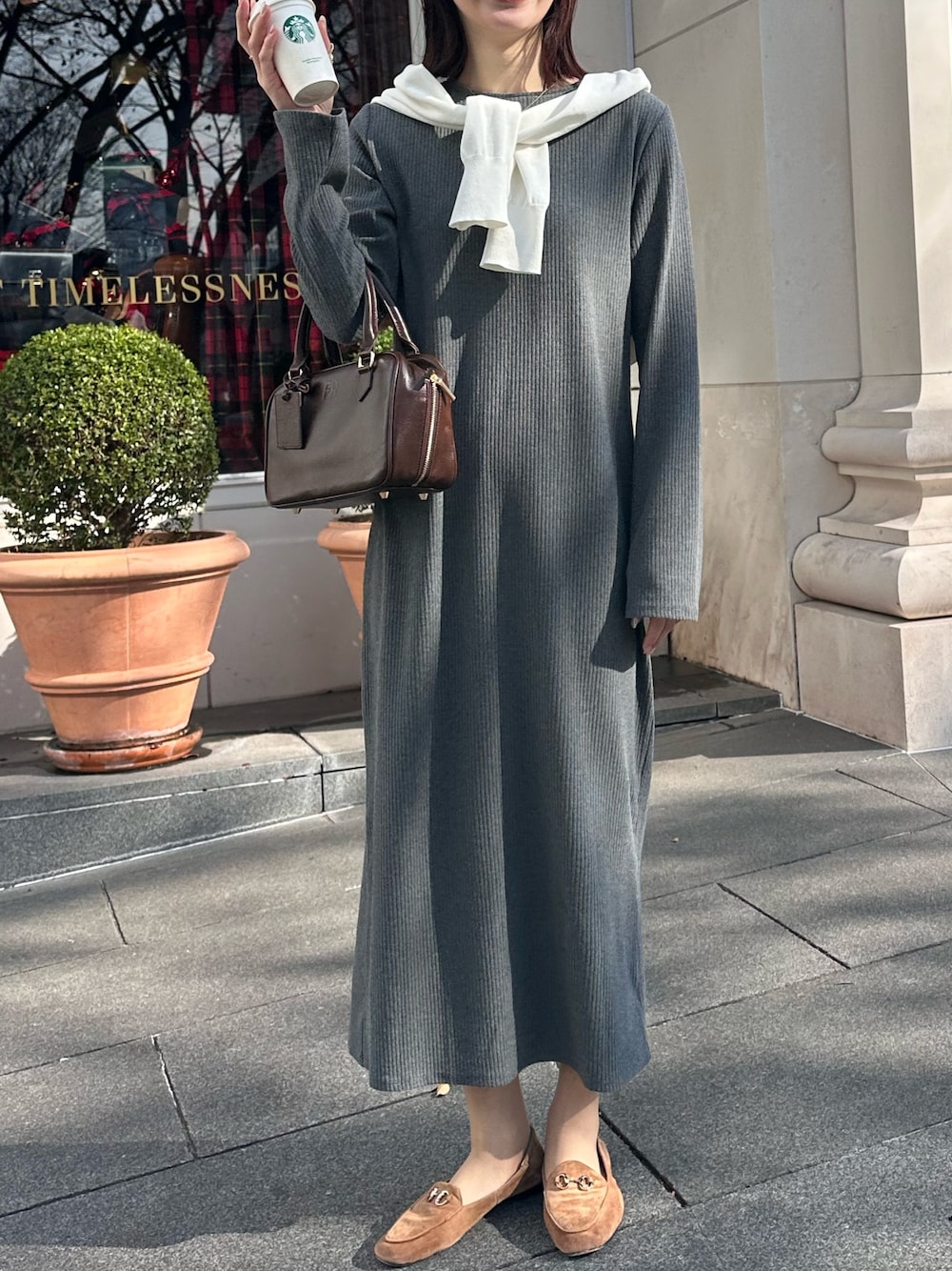 「ニットワンピース、オトナ女子、ゆるコーデ、春服、ワンピース、ワンピーススタイル、カーディガン、カーディガンコーデ、カーディガン肩かけ、ボストンバッグ、リブニット、グレーコーデ、グレーのニット、春、春コーデ」｜「fredy emueのフレアスリーブリブカットワンピース（ワンピース、グレー系）」を使った、Maikaさん（レディース・163cm）の冬コーディネートの1枚目の写真