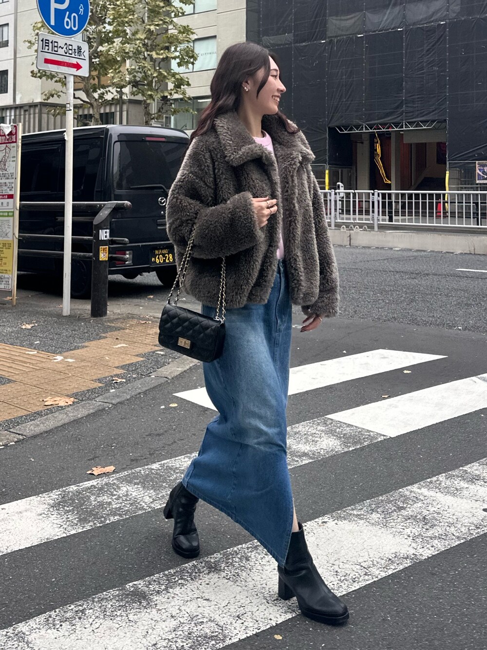 「冬コーデ、クリスマスに着たい服、デニム、ブーツ、ニット、アウター、ファーコート、コート、スカート、デニムスカート、スウェットニット、ニットコーデ」｜「fredy emueのデニムロングスカート（デニムスカート、ブルー系）」を使った、Maikaさん（レディース・163cm）の冬コーディネートの1枚目の写真