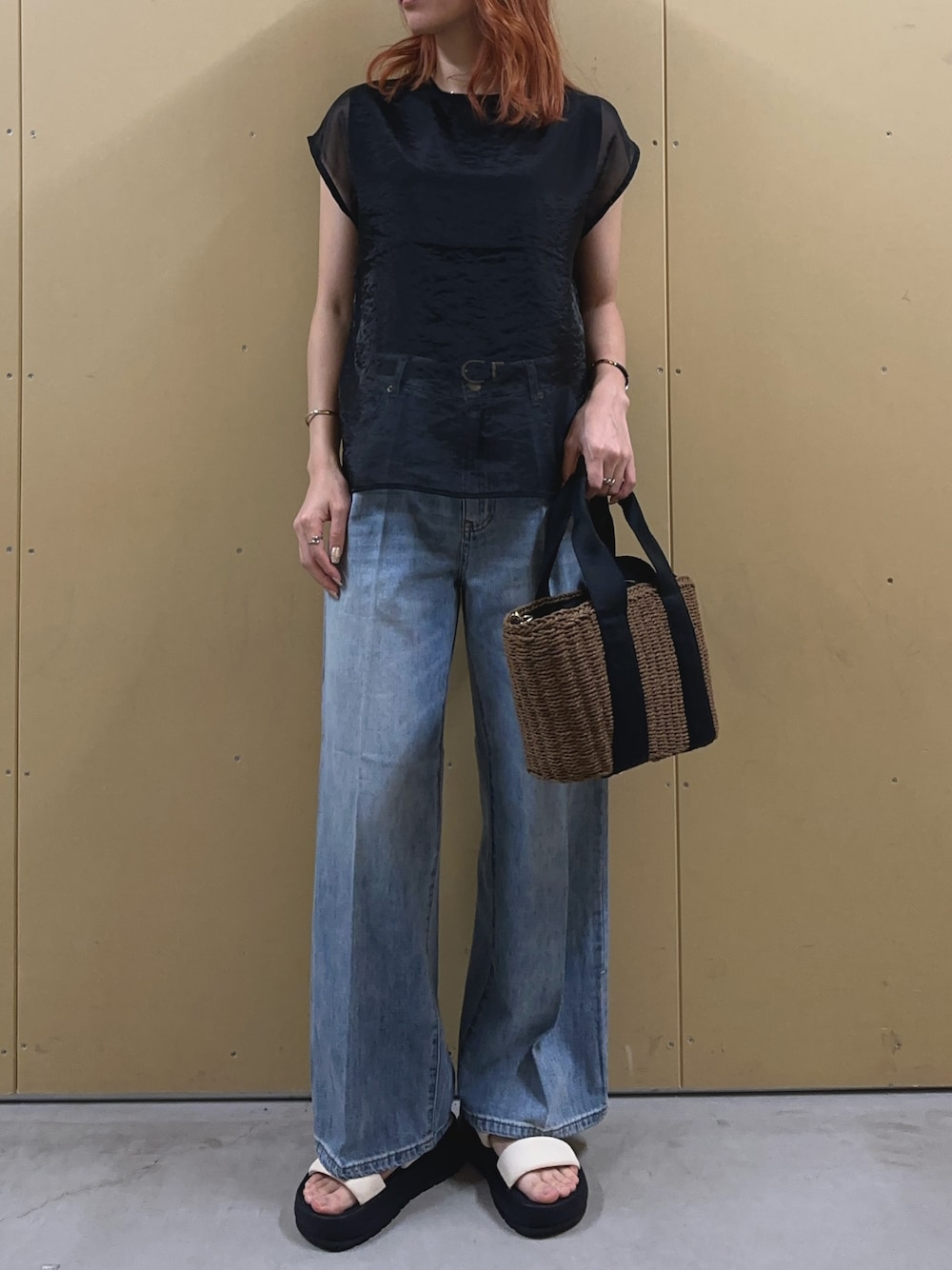 ブラック系のシャツ/ブラウス、ブルー系のデニムパンツ、ブラック系のかごバッグを着用したレディースの夏コーディネートの1枚目の写真