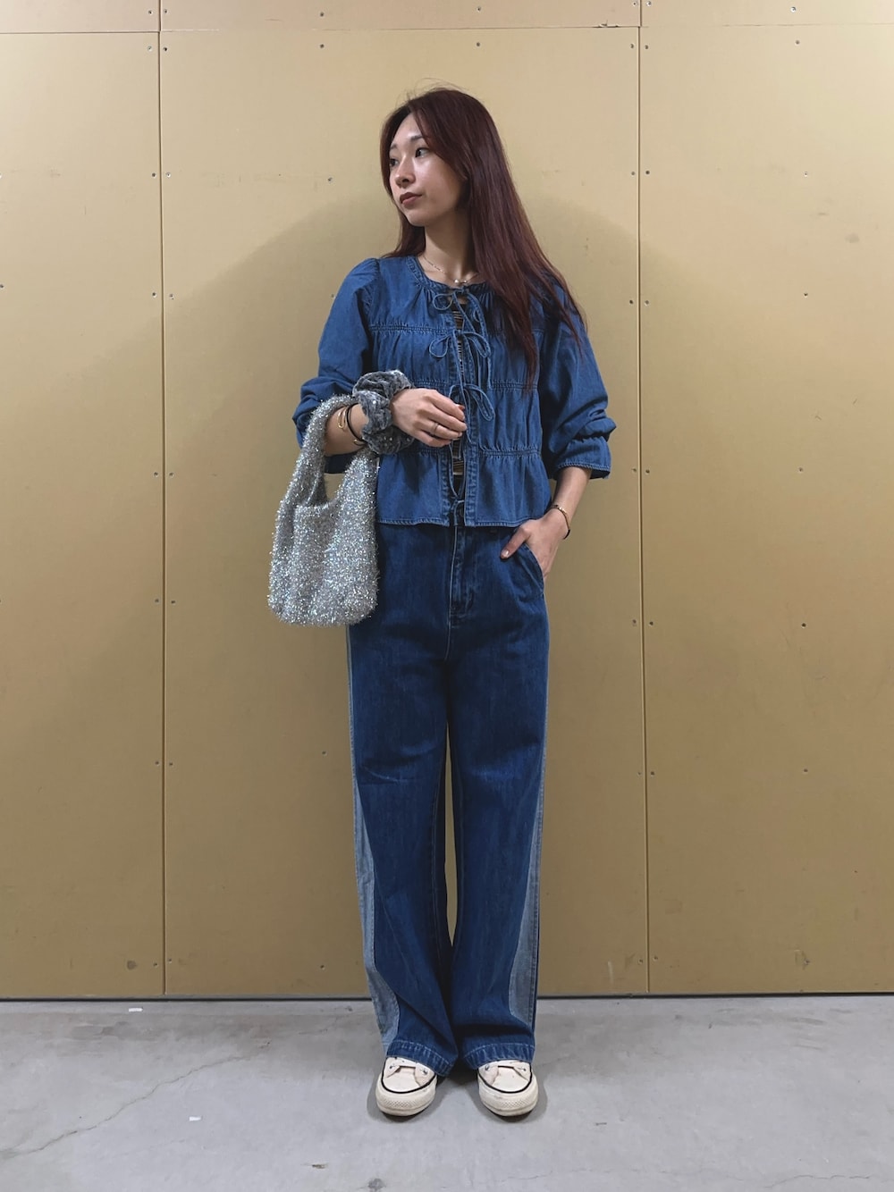 「秋服準備はじめました、お出かけコーデ、デートコーデ、セットアップ、秋コーデ、大人カジュアル、デニムブラウス、デニムコーデ、ラインパンツ、フェザーバッグ、シュシュ、ベロアシュシュ、シャーリングブラウス、フリル、デニムパンツ」｜「fredy emueのシャーリングリボンデニムシャツ（シャツ/ブラウス、ブルー系）」を使った、Maikaさん（レディース・163cm）の秋コーディネートの1枚目の写真