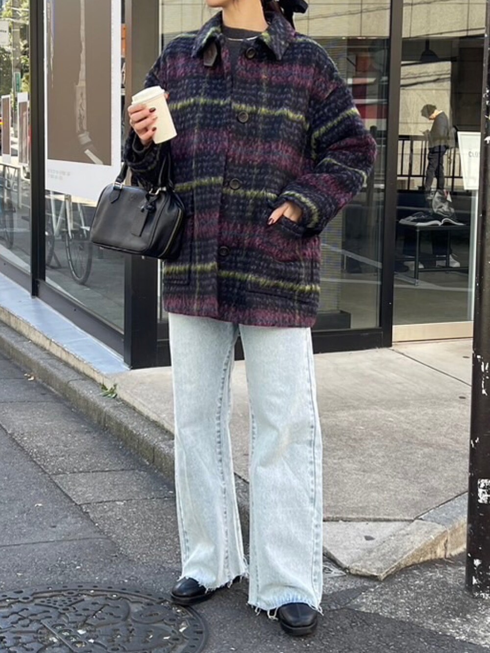 「真冬のあったかスタイル、大人可愛い、カジュアルスタイル、きれいめコーデ、パンツスタイル、アウターコーデ、レディースファッション、大人かわいい、シャギー、シャギーコート、ヘアカフ、リボンカフ、デニム、デニムパンツ、デニムコーデ」｜「fredy emueのカットオフセミフレアデニムパンツ（デニムパンツ、ブルー系）」を使った、Maikaさん（レディース・163cm）の冬コーディネートの1枚目の写真