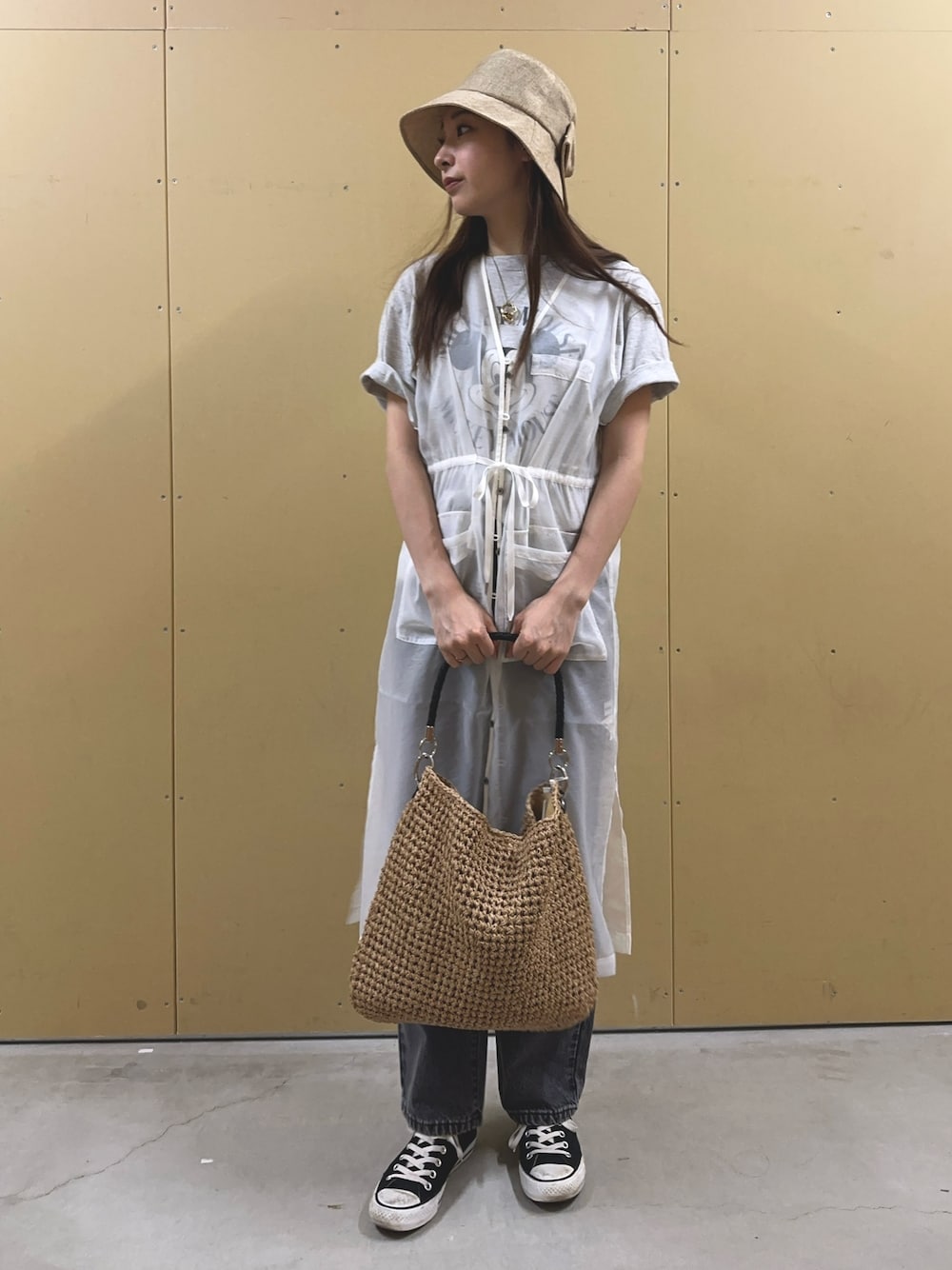 「きれいめカジュアル、休日スタイル、デニム、デニムパンツ、ミッキーT、シアー、ロングジレ、ハット、バックリボン、大人カジュアル、大人っぽコーデ、骨格ウェーブ、トートバッグ、カジュアルコーデ、春夏コーデ」｜「fredy emueのストレートデニムパンツ（デニムパンツ、ブラック系）」を使った、Maikaさん（レディース・163cm）の春コーディネートの1枚目の写真