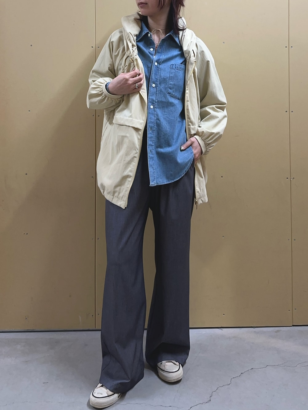 「春色、春コーデ、お出かけコーデ、春服、デニムシャツ、シャツコーデ、春アウター、スラックス、スラックスパンツ、スニーカー、スニーカーコーデ、シャツ、シャツスタイル、春カラー」｜「fredy emueのヴィンテージ前開きブルゾン（ナイロンジャケット、ベージュ系）」を使った、Maikaさん（レディース・163cm）の春コーディネートの1枚目の写真